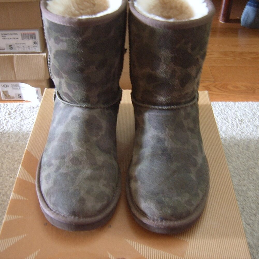 Lightly Used UGG Kids (Girls) Short Camo Boots sz 4 (also fits women sz 4 or 5)